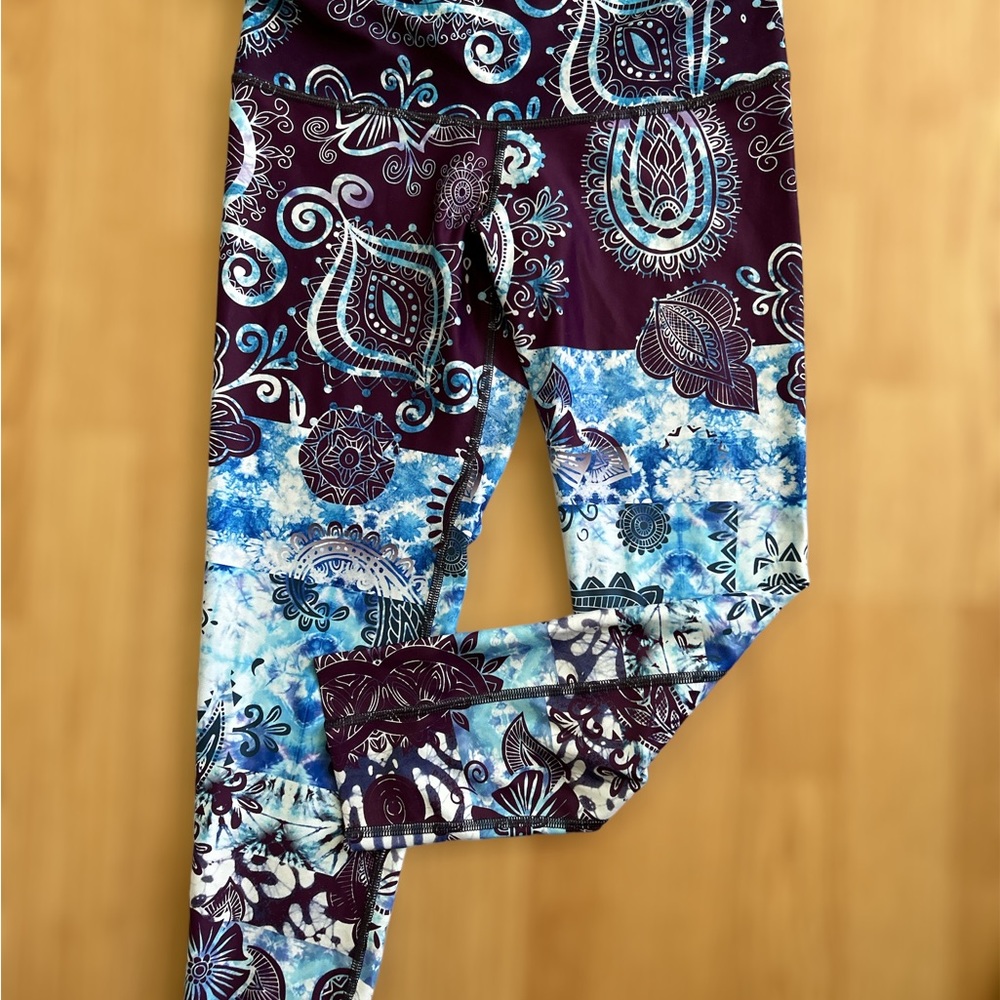 BOLD PRINT LEGGINS